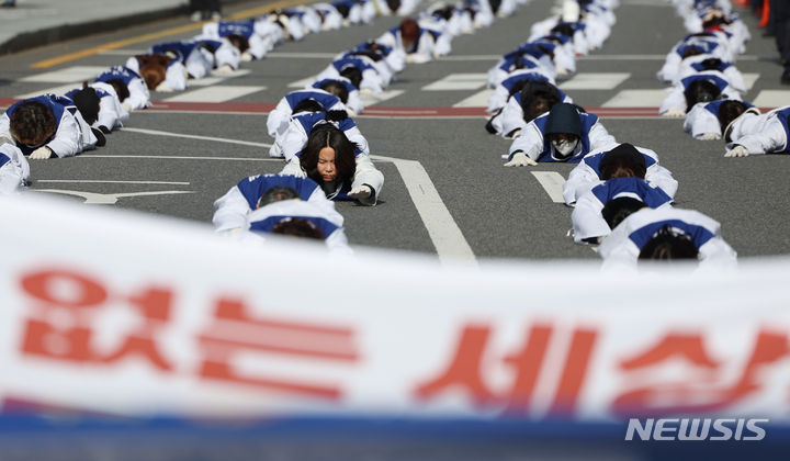 [서울=뉴시스] 김진아 기자 = 서울장애인부모연대 관계자들이 7일 서울 종로구 정부서울청사 앞에서 열린 전국 오체투지 보고대회 및 서울 오체투지 선포식을 마친 후 서울시청으로 오체투지 행진을 하고 있다. 전국장애인부모연대는 '차별없는 세상, 완전한 통합사회 구축'이라는 슬로건 아래, 발달장애인이 자립 생활할 권리, 통합교육을 받을 권리, 노동할 권리 등을 촉구하며 제주에서 서울까지 전국 각지에서 오체투지 행진을 진행했다. 2023.12.07. bluesoda@newsis.com