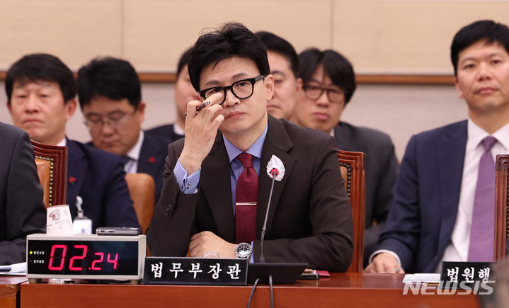 [서울=뉴시스] 추상철 기자 = 한동훈 법무부 장관이 7일 오후 서울 여의도 국회에서 열린 법제사법위원회 전체회의에 출석해 의원 질의를 듣고 있다. 2023.12.07. scchoo@newsis.com