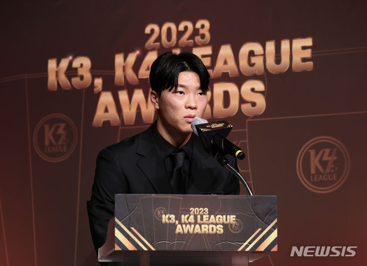 [서울=뉴시스] 황준선 기자 = FC목포 제갈재민 선수가 7일 오후 서울 종로구 교보생명 컨벤션홀에서 열린 2023 K3, K4 리그 어워즈에서 K3리그 최우수선수상을 수상받은 뒤 소감을 밝히고 있다. 2023.12.07. hwang@newsis.com