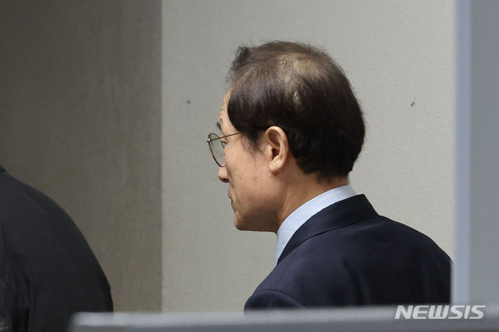 [서울=뉴시스] 권창회 기자 = 조희연 서울시교육감이 7일 오후 서울 서초구 서울고등법원에서 열린 해직교사 부당 특별채용 직권남용 관련 항소심 7차 공판에 출석하고 있다. 2023.12.07. kch0523@newsis.com