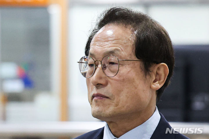 [서울=뉴시스] 권창회 기자 = 조희연 서울시교육감이 7일 오후 서울 서초구 서울고등법원에서 열린 해직교사 부당 특별채용 직권남용 관련 항소심 7차 공판에 출석하고 있다. 2023.12.07. kch0523@newsis.com