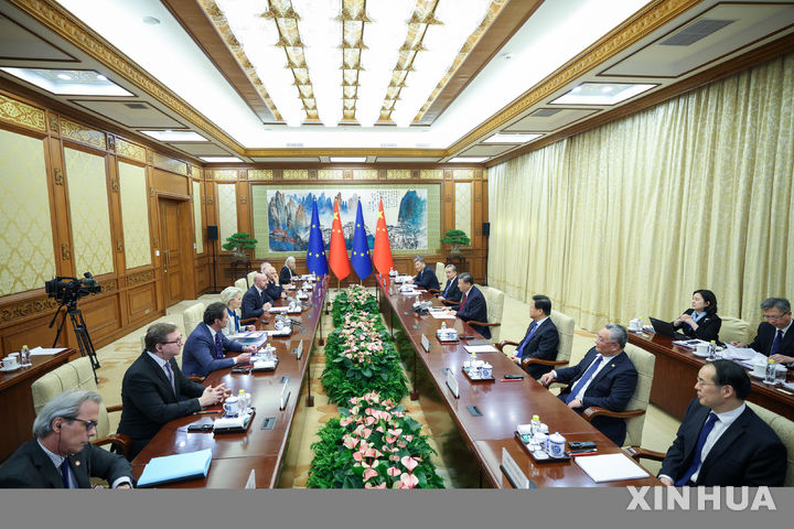 [베이징=신화/뉴시스] 미국과의 관세전쟁에 맞서기 위해 유럽연합(EU)와 관계 회복을 모색하고 있는 중국이 그간 EU와 상호 간에 부과했던 제재를 해제하기로 했다고 6일 밝혔다. 사진은 시진핑 중국 국가주석이 2023년 12월 7일 중국 베이징의 댜오위타이 국빈관에서 제24차 중·유럽연합(EU) 정상회담을 위해 중국을 방문 중인 샤를 미셸 당시 EU 정상회의 상임의장, 우르줄라 폰데어라이엔 EU 집행위원장과 회담하는 모습. 2025.05.06