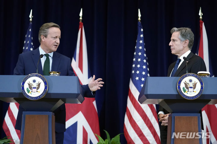 [워싱턴=AP/뉴시스] 토니 블링컨(오른쪽) 미 국무장관과 데이비드 캐머런 영국 외무장관이 7일(현지시간) 미 워싱턴DC 미 국무부에서 회담 후 공동 기자회견을 하고 있다. 2023.12.08.