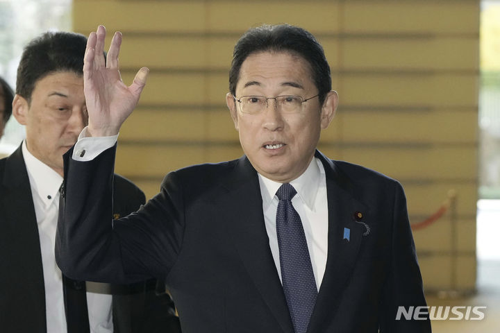 [도쿄=AP/뉴시스]지난 8일 기시다 후미오 일본 총리가 기자들에게 손을 들어 보이고 있다. 기시다 내각을 지지한다는 응답은 23%로 지난해 11월 조사보다 6%포인트 하락, 지난해 10월 내각 출범 후 최저치를 기록한 반면 '지지하지 않는다'는 응답은 6%포인트 상승한 58%를 기록한 것으로 11일 발표된 NHK 여론조사에서 나타났다. 2023.12.11.