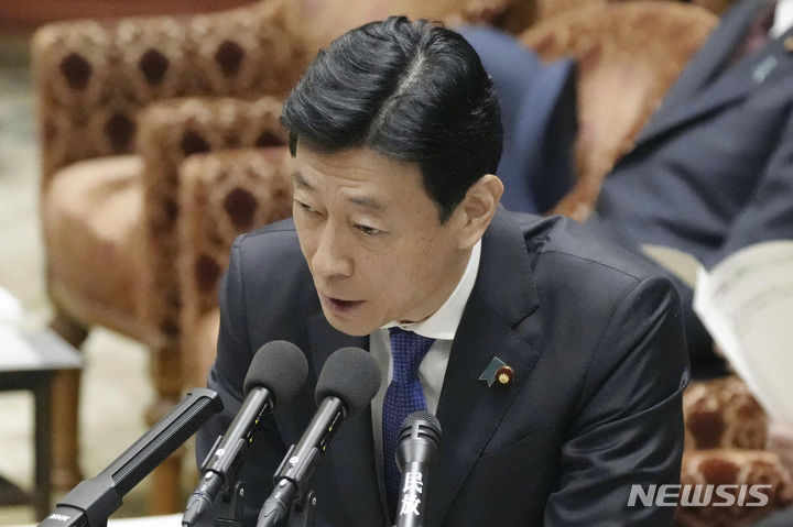 [도쿄=AP/뉴시스]기시다 후미오(岸田文雄) 일본 총리는 오는 14일 비자금 의혹을 받고 있는 집권 자민당 최대 파벌 아베파(99명) '세이와(清和)정책연구회' 소속 각료 4명을 교체할 방침이라고 13일 현지 언론들이 보도했다. 사진은 아베파 소속 니시무라 야스토시 일본 경제산업상이 지난 8일 일본 중의원(하원) 예산위원회 회의에서 질문에 답변하고 있는 모습. 2023.12.13.