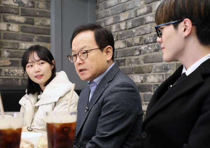 [서울=뉴시스] 김승호 인사혁신처장이 지난 7일 서울 노량진에서 7·9급 공무원 시험을 준비하는 수험생들과 함께 '국민 속으로, 노량진 수험가 현장 간담회'를 개최했다. 2023.12.08. (사진=인사혁신처 제공) *재판매 및 DB 금지