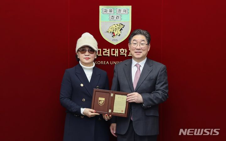 [서울=뉴시스]김동원 고려대 총장과 변재연 이사가 기부증서를 들고 기념촬영을 하고 있다. (사진= 고려대의료원 제공) 2023.12.08. photo@newsis.com. 