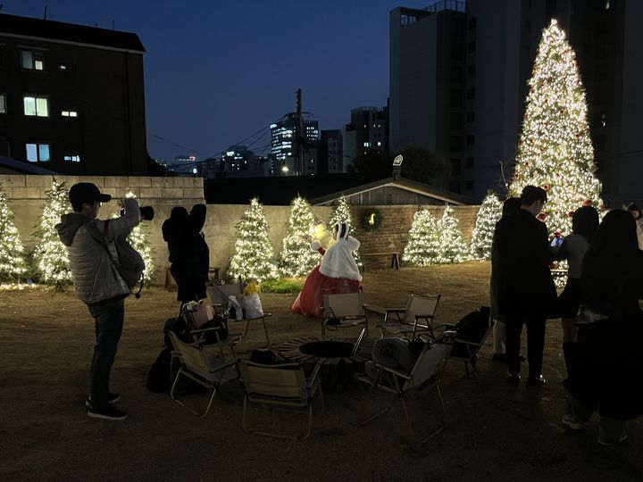 '제이닷페어리힐' 팝업에 방문한 사람들이 사진을 찍고 있는 모습이다. *재판매 및 DB 금지