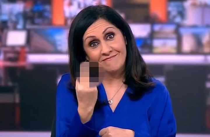 [서울=뉴시스] 영국 공영방송 BBC의 뉴스 앵커가 생방송 중 손가락 욕을 하는 장면이 포착돼 사과하는 해프닝이 벌어졌다. (사진=BBC 뉴스 캡처) 2023.12.08. photo@newsis.com *재판매 및 DB 금지