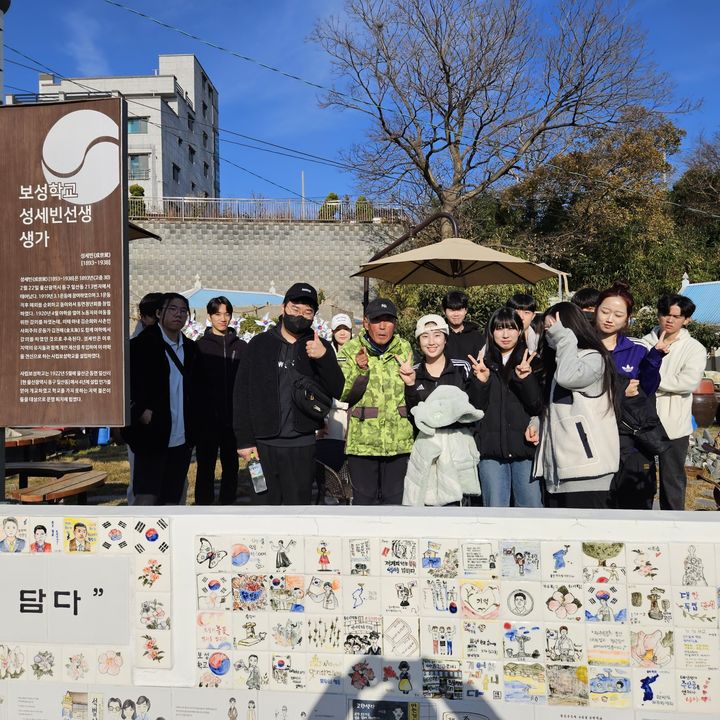 [울산=뉴시스] 우리 동네 한 바퀴, 울산 역사·독립운동 현장 체험에 참가한 울산 학생들. (울산시교육청 제공) *재판매 및 DB 금지