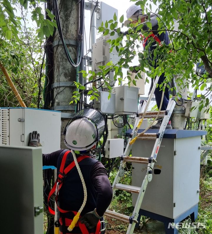 [화성=뉴시스] 입파도에 설치된 이동통신 장비(사진=화성시 제공) 2023.12.08. sonanom@newsis.com