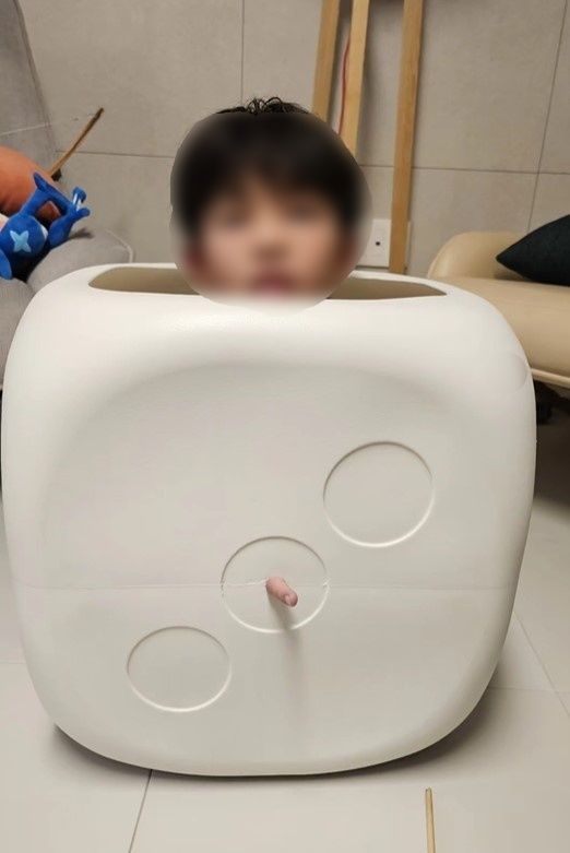 [서울=뉴시스] 이지현의 아들 우경 군이 플라스틱 장난감에 손가락이 끼어 구조대의 도음을 받았다. (사진=이지현 인스타그램 캡처) 2023.12.08. photo@newsis.com *재판매 및 DB 금지