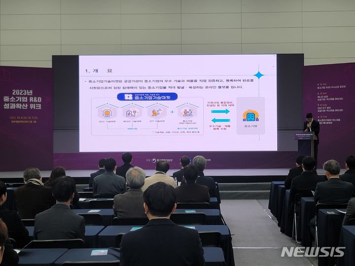 [서울=뉴시스]한국도로공사(사장 함진규)는 기획재정부와 함께 중소기업기술마켓(www.techmarket.kr) 활성화를 위해 관련기업을 대상으로 찾아가는 홍보 활동을 전개하고 있다고 밝혔다. (사진=도로공사 제공)