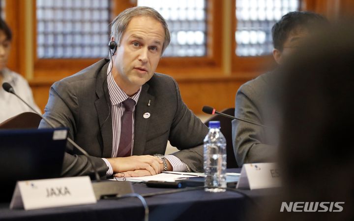 [인천=뉴시스] 김동영 기자 = 다니엘 노이엔슈반더(Daniel Neuenschwander) 유럽우주청(ESA) 유·무인탐사본부장이 8일 오후 인천 연수구 송도국제도시 경원재 앰배서더에서 열린 '국제우주탐사협의체(ISECG)‘ 언론간담회에서 기자들과 질의응답을 하고 있다. ISECG는 우주기관 간 우주탐사 관련 상호 교류와 협력 촉진을 위해 마련된 국제협의체로 우리나라에서 7~8일 동안 회의를 진행했다. 2023.12.08. dy0121@newsis.com 