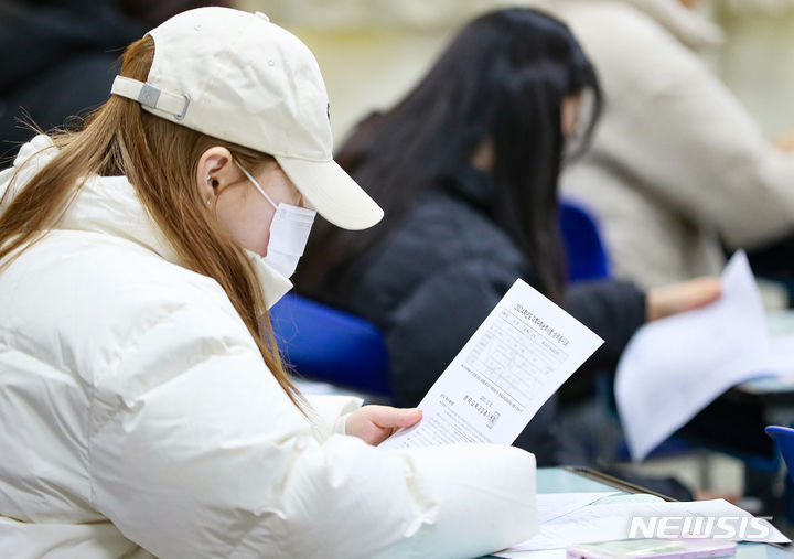 [전주=뉴시스]윤난슬 기자 = 전북도교육청은 8일 올해 수능에 응시한 1만6805명을 대상으로 2024학년도 대학수학능력시험 성적통지표를 배부했다고 밝혔다.2023.12.08.(사진=전북교육청 제공) 