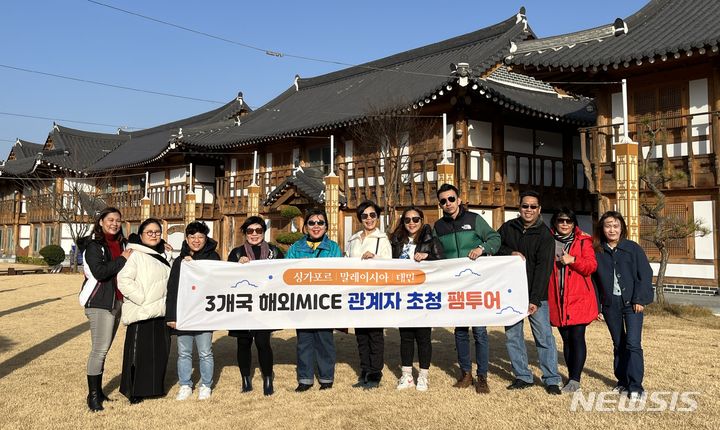 [전주=뉴시스]윤난슬 기자 =전주시는 여수시와 공동으로 싱가포르와 대만, 말레이시아 등 3개국 마이스 전문 여행업체 임원진 13명을 초청, 팸투어를 진행 중이라고 8일 밝혔다.(사진=전주시 제공) 