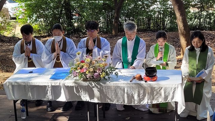 [서울=뉴시스] 지난 10월21일 대한성공회 생명기후연대와 원불교 시민사회네트워크와 성공회대학교 야외공연장에서 공동 개최한 '2023 가을 반려동물 축복기도회'에 참석한 오동균 신부(오른쪽에서 세 번째) (사진= 대한성공회 생명기후연대 제공) photo@newsis.com *재판매 및 DB 금지