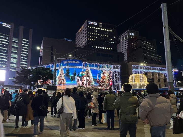 신세계백화점 본점 앞 대형 LED 점등 행사를 구경하고 있는 사람들의 모습이다. *재판매 및 DB 금지