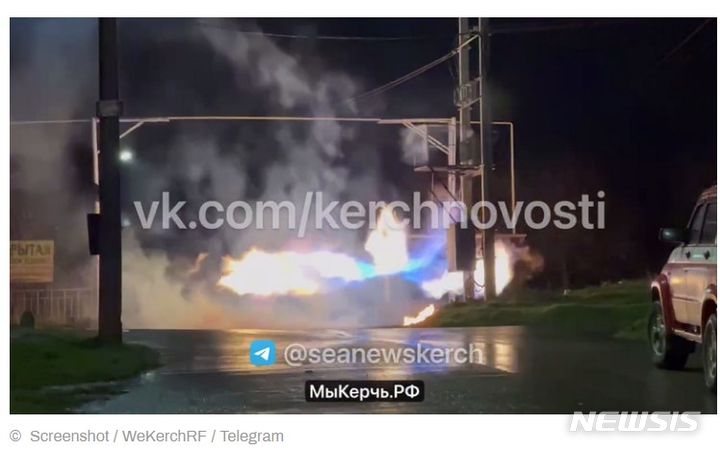 [서울=뉴시스] 8일(현지시간) 러시아가 점령 중인 크림반도 동부 케르치시 가스관에 화재가 발생해 복구 중이라고 러시아 언론이 보도했다. 사진은 러시아 RT 웹사이트 캡처. *재배포 및 DB금지. 2023.12.08.