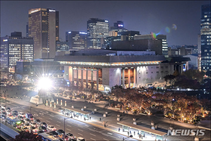 [서울=뉴시스]세종문화회관은 중앙계단 위쪽에 위치한 세종뜨락에 화장품 공병과 미디어아트로 꾸민 크리스마스 트리 '희망의 빛 1332'를 전시한다고 10일 밝혔다. (사진=서울시 제공). 2023.12.10. photo@newsis.com 