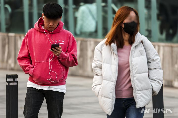 [서울=뉴시스] 정병혁 기자 = 낮 최고기온이 21도까지 오르는 포근한 날씨가 예보된 8일 서울 종로구 광화문네거리에서 얇은 옷차림을 한 시민들이 이동하고 있다. 2023.12.08. jhope@newsis.com