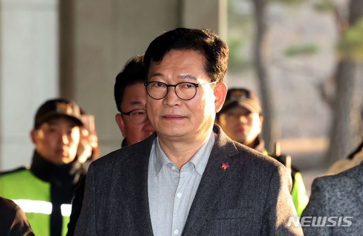 [서울=뉴시스] 조성우 기자 = 더불어민주당 전당대회 돈봉투 살포 의혹의 정점으로 지목된 송영길 전 더불어민주당 대표가 8일 오전 서울 서초구 서울중앙지방검찰청에 피의자 신분으로 출석하고 있다. 2023.12.08. xconfind@newsis.com