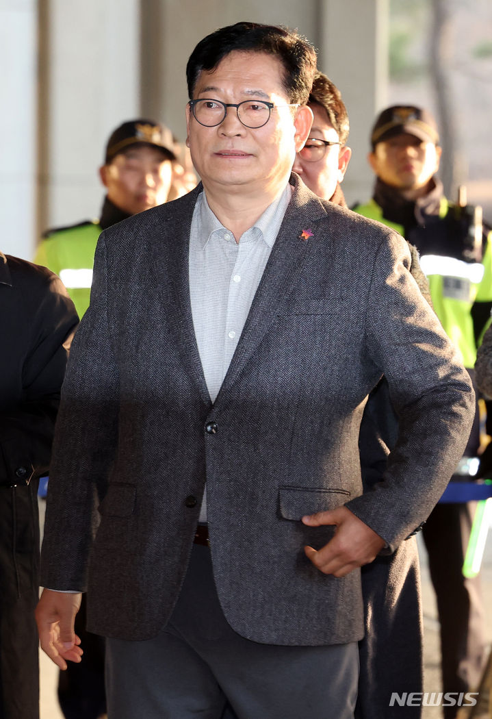 [서울=뉴시스] 조성우 기자 = 더불어민주당 전당대회 돈봉투 살포 의혹의 정점으로 지목된 송영길 전 더불어민주당 대표가 8일 오전 서울 서초구 서울중앙지방검찰청에 피의자 신분으로 출석하고 있다. 2023.12.08. xconfind@newsis.com