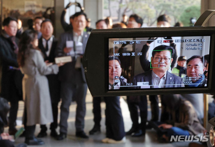 [서울=뉴시스] 조성우 기자 = 더불어민주당 전당대회 돈봉투 살포 의혹의 정점으로 지목된 송영길 전 더불어민주당 대표가 8일 오전 서울 서초구 서울중앙지방검찰청에 피의자 신분으로 출석하기 전 입장을 밝히고 있다. 2023.12.08. xconfind@newsis.com