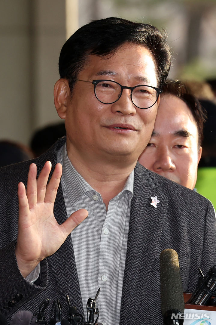 [서울=뉴시스] 조성우 기자 = 더불어민주당 전당대회 돈봉투 살포 의혹의 정점으로 지목된 송영길 전 더불어민주당 대표가 8일 오전 서울 서초구 서울중앙지방검찰청에 피의자 신분으로 출석하며 취재진 질문에 답하고 있다. 2023.12.08. xconfind@newsis.com