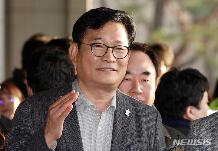 [서울=뉴시스] 조성우 기자 = 더불어민주당 전당대회 돈봉투 살포 의혹의 정점으로 지목된 송영길 전 더불어민주당 대표가 지난 8일 오전 서울 서초구 서울중앙지방검찰청에 피의자 신분으로 출석하며 취재진 질문에 답하고 있다. 2023.12.08. xconfind@newsis.com