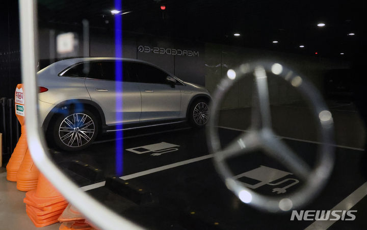 [서울=뉴시스] 고승민 기자 = 서울의 한 벤츠 전기차 충전소 모습. 2023.12.08. kkssmm99@newsis.com