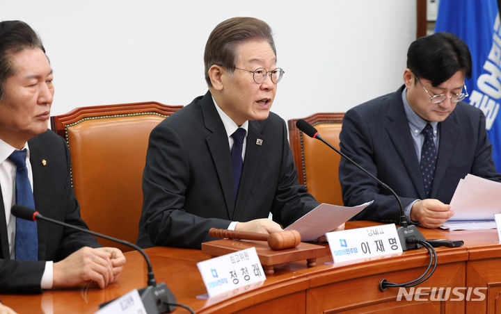 [서울=뉴시스] 추상철 기자 = 이재명 더불어민주당 대표가 8일 오전 서울 여의도 국회에서 열린 최고위원회의에 참석해 발언하고 있다. 2023.12.08. scchoo@newsis.com