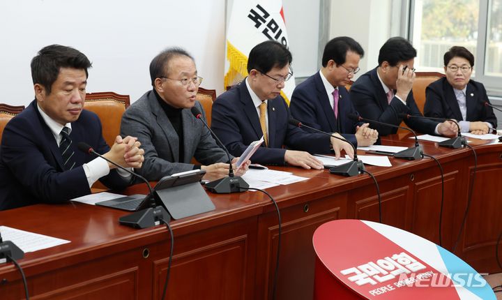 [서울=뉴시스] 조성봉 기자 = 윤재옥 국민의힘 원내대표가 8일 오전 서울 여의도 국회에서 열린 원내대책회의에서 발언하고 있다. 2023.12.08. suncho21@newsis.com