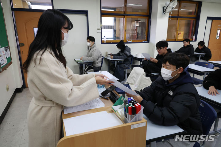 [서울=뉴시스] 사진공동취재단 = 8일 오전 서울 종로구 경복고등학교 3학년 교실에서 학생들이 수능 성적표를 배부 받고 있다. 2023.12.08. photo@newsis.com