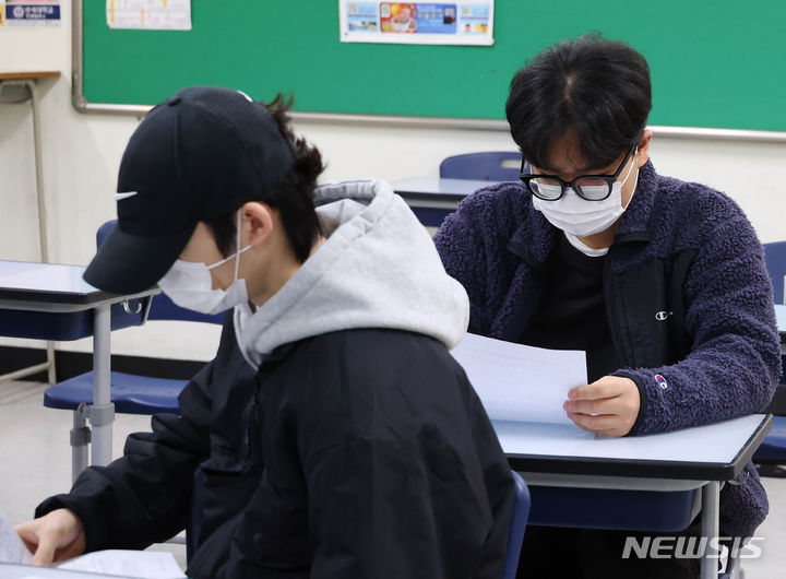 [서울=뉴시스] 사진공동취재단 = 8일 오전 서울 종로구 경복고등학교 3학년 교실에서 수능성적표를 받은 학생들이 자신의 성적을 확인하고 있다. 2023.12.08. photo@newsis.com