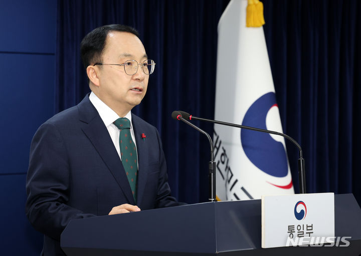 [서울=뉴시스] 배훈식 기자 = 구병삼 통일부 대변인이 8일 오전 서울 종로구 정부서울청사에서 정례 브리핑을 하고 있다. 2023.12.08. dahora83@newsis.com