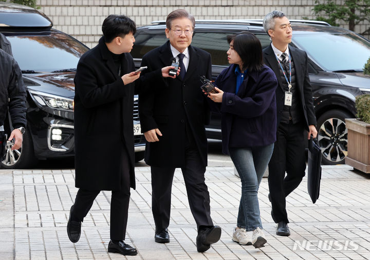 [서울=뉴시스] 조성우 기자 = 이재명 더불어민주당 대표가 8일 오전 서울 서초구 서울중앙지방법원에서 열린 '故 김문기·백현동 허위 발언' 관련 공직선거법 위반 혐의 16차 공판에 출석하고 있다. 2023.12.08. xconfind@newsis.com