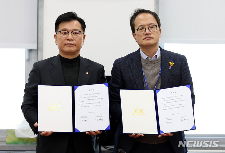 [서울=뉴시스] 추상철 기자 = 이양수(왼쪽) 국민의힘 원내수석부대표와 박주민 더불어민주당 원내수석부대표가 8일 오전 서울 여의도 국회에서 임시회 관련 합의문을 들고 기념촬영을 하고 있다. 2023.12.08. scchoo@newsis.com