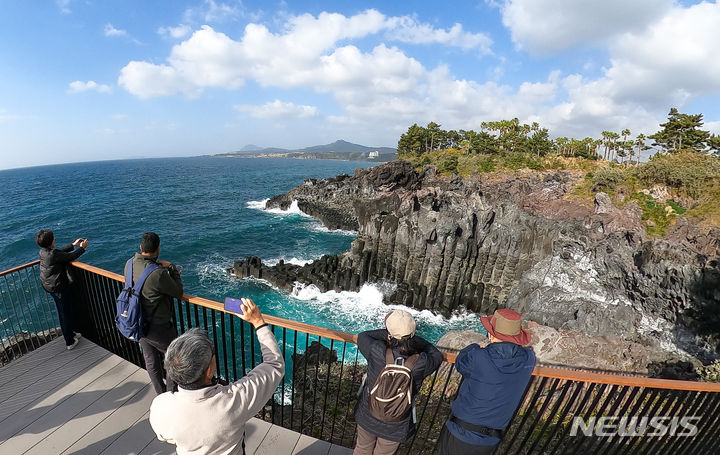 [서귀포=뉴시스] 우장호 기자 = 남서풍이 유입되며 포근한 날씨를 보이는 8일 오전 제주 서귀포시 대포동 주상절리대의 수려한 경관이 시선을 사로 잡고 있다. 2023.12.08. woo1223@newsis.com