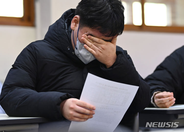 [수원=뉴시스] 김종택 기자 = 2024학년도 대학수학능력시험 성적표가 배부된 8일 경기도 수원시 효원고등학교 3학년 교실에서 수험생들이 성적표를 살펴보고 있다. 2023.12.08. jtk@newsis.com