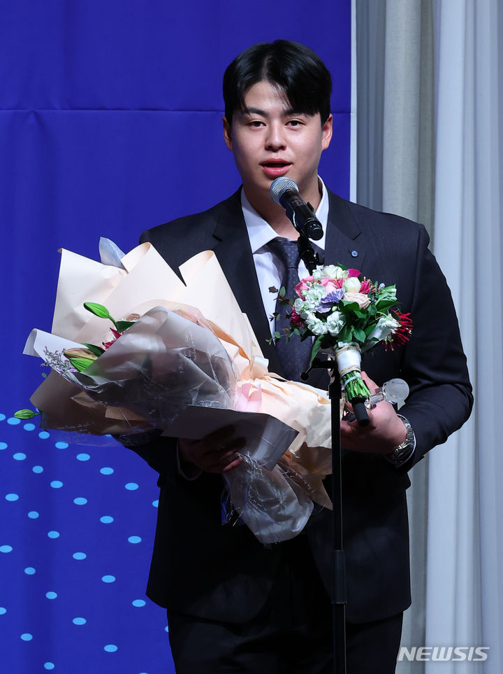 [서울=뉴시스] 최진석 기자 = 한화 이글스 노시환이 8일 서울 강남구 리베라호텔에서 열린 '2023 뉴트리디데이 일구상 시상식'에서 최고 타자상을 수상 후 소감을 밝히고 있다. 2023.12.08. myjs@newsis.com