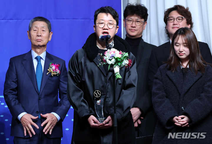 [서울=뉴시스] 최진석 기자 = JTBC 최강야구 단장 장시원 PD와 김성근 감독을 비롯한 팀원들이 8일 서울 강남구 리베라호텔에서 열린 '2023 뉴트리디데이 일구상 시상식'에서 일구대상을 수상 후 소감을 밝히고 있다. 2023.12.08. myjs@newsis.com