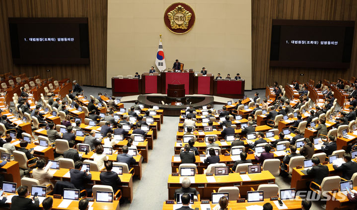 국회 본회의.  [서울=뉴시스] 추상철 기자 = 8일 오후 서울 여의도 국회에서 열린 제410회국회(정기회) 제14차 본회의에서 '대법원장(조희대) 임명동의안'이 상정되고 있다. 2023.12.08. scchoo@newsis.com