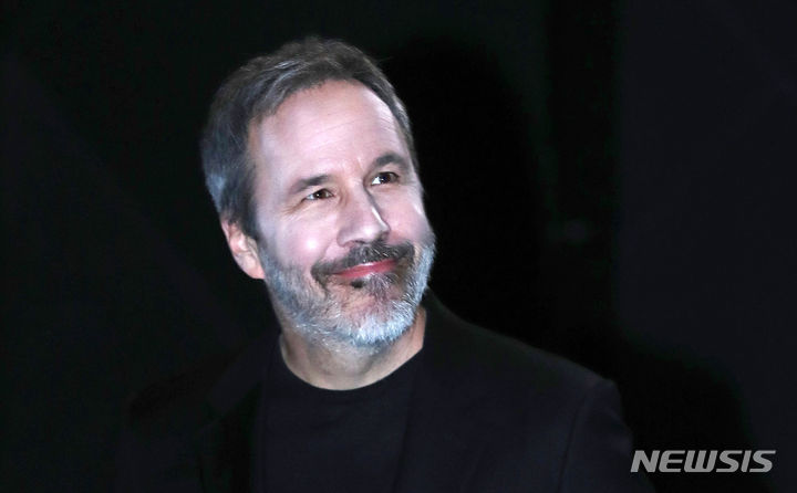 [서울=뉴시스] 김혜진 기자 = 드니 빌뇌브 감독이 8일 오후 서울 용산구 CGV 용산아이파크몰에서 열린 영화 '듄: 파트2' 내한 기자회견에서 포즈를 취하고 있다. 2023.12.08. jini@newsis.com