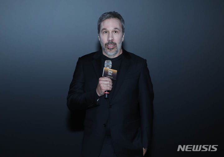 [서울=뉴시스] 김혜진 기자 = 드니 빌뇌브 감독이 8일 오후 서울 용산구 CGV 용산아이파크몰에서 열린 영화 '듄: 파트2' 내한 기자회견에서 인사말을 하고 있다. 2023.12.08. jini@newsis.com