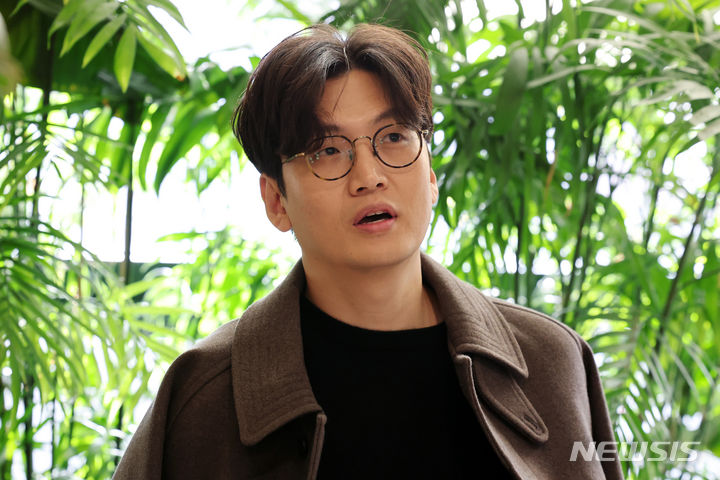 [고양=뉴시스] 박진희 기자 = 황석희 번역가가 8일 경기 고양시 한 카페에서 '문화人터뷰'를 하고 있다. 그는 최근 에세이 '번역: 황석희'를 출간했다. 2023.12.09. pak7130@newsis.com