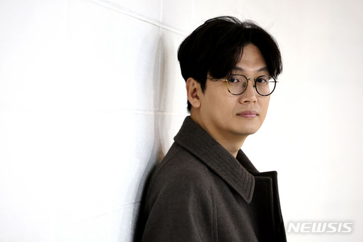 [고양=뉴시스] 박진희 기자 = 황석희 번역가가 8일 경기 고양시 한 카페에서 '문화人터뷰'를 하고 있다. 그는 최근 에세이 '번역: 황석희'를 출간했다. 2023.12.09. pak7130@newsis.com