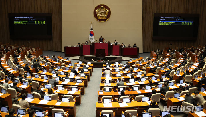 [서울=뉴시스] 추상철 기자 = 8일 오후 서울 여의도 국회에서 열린 제410회국회(정기회) 제14차 본회의에서 '노조법 및 방송3법'에 대한 재의의 건이 부결되고 있다. 2023.12.08. scchoo@newsis.com