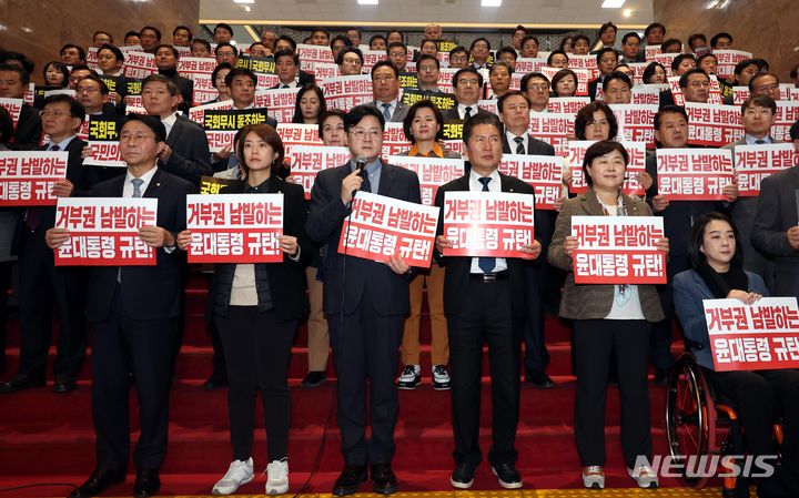 [서울=뉴시스] 조성봉 기자 = 홍익표 더불어민주당 원내대표가 8일 오후 서울 여의도 국회에서 열린 '윤석열 대통령, 국민의힘 정권의 국회입법권 무력화 규탄대회'에서 규탄 발언을 하고 있다. 2023.12.08. suncho21@newsis.com