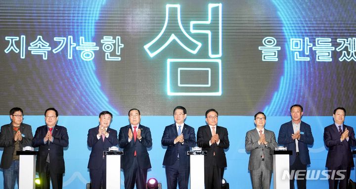[여수=뉴시스] 이창우 기자=김영록 전남도지사(왼쪽 다섯 번째)가 8일 여수문화홀에서 열린 '2026여수세계섬박람회 조직위원회' 공식 출범식에서 섬박람회 성공개최를 위한 비전 퍼포먼스를 하고 있다. (사진=전남도 제공) 2023.12.08. photo@newsis.com *재판매 및 DB 금지
